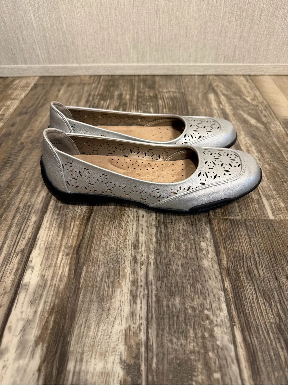 Array Women's Silver Comfort Slip-On Flats Size 7 Narrow